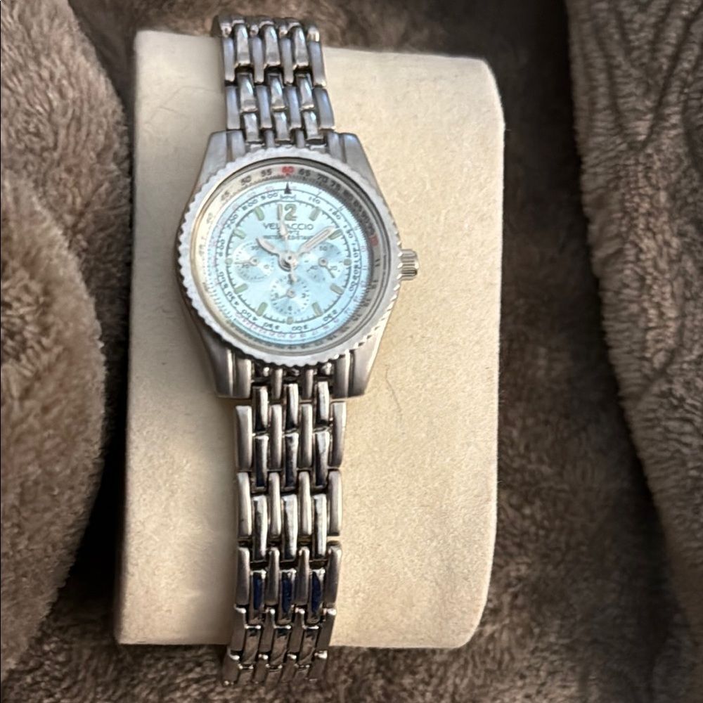 Silver Analog Watch with Stainless Steel Bracelet and Classic Design